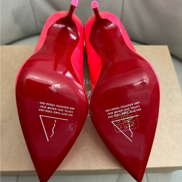 Christian Louboutin So Kate 120 Patent
Perle/Lin
Pumps 120 mm, size 39.5. - Picture 3 of 6